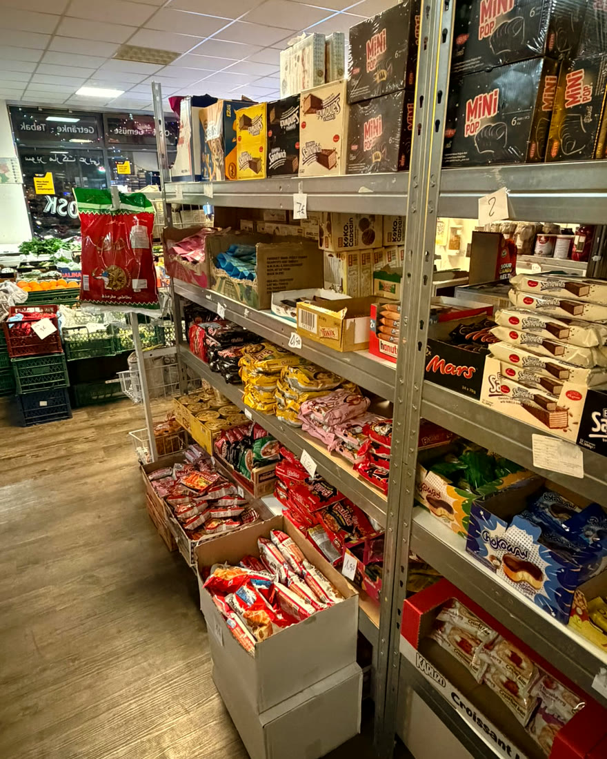 Gang mit Süßigkeitenregalen, hinten das Schaufenster mit KIOSK