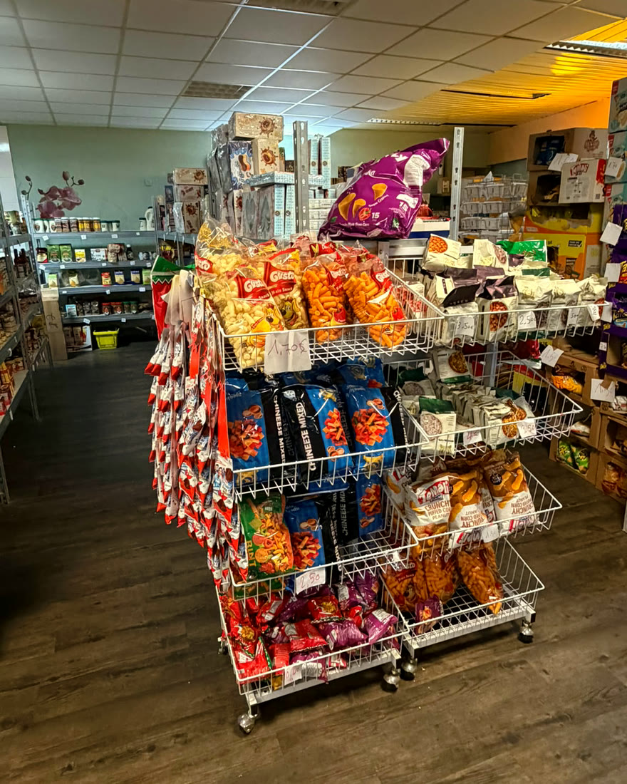 Drahtständer mit Chips und Knabberzeug