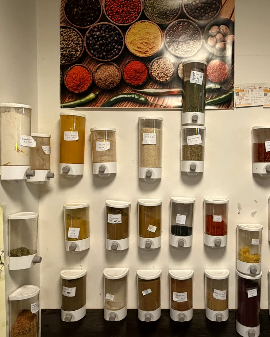 Die Gewürzwand mit vielen Spendern voller bunter Gewürze